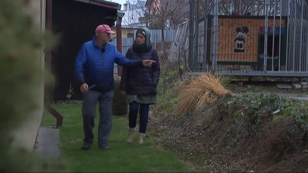 Pred 40 rokmi kúpili pozemok s nepresným zameraním, dnes sa o jeho hraniciach sporia so susedom