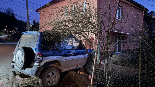 Vodič viedol auto po Tajovského ulici v Revúcej a narazil do plota rodinného domu.