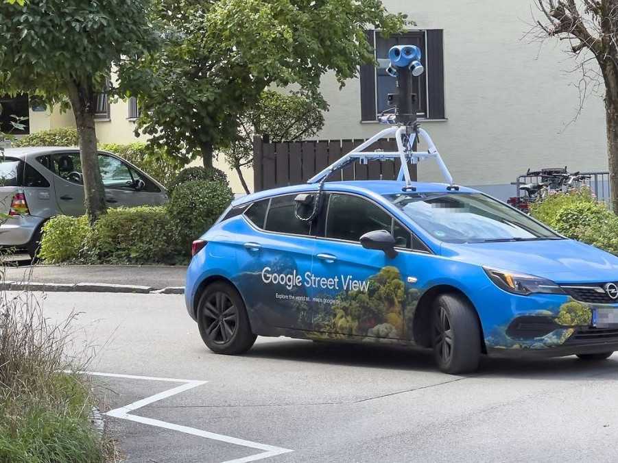 Auto Google Street View so strešnou kamerou.
