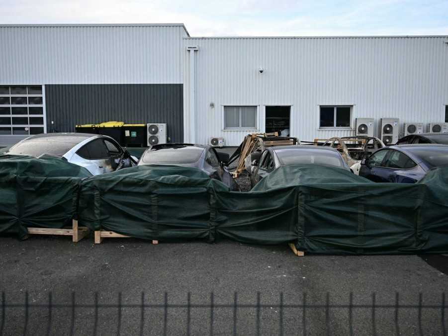 Vozidlá Tesla poškodené pri požiari spôsobenom údajným podpaľačským útokom neďaleko Toulouse na juhozápade Francúzska.
