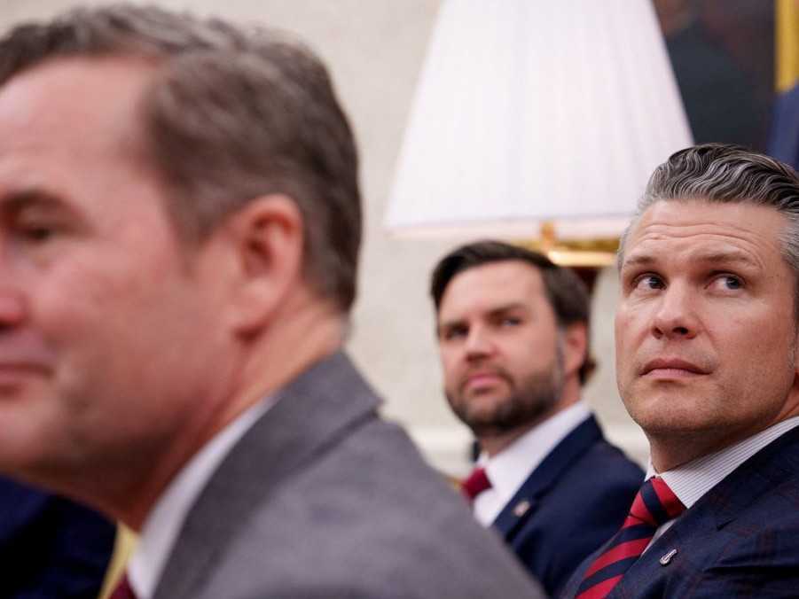 Poradca pre národnú bezpečnosť USA Michael Waltz (vľavo), viceprezident USA J. D. Vance (vzadu) a minister obrany Pete Hegseth.