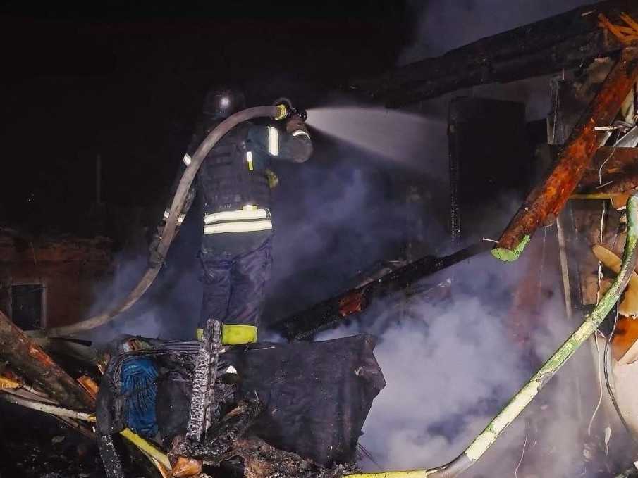 Hasič zasahuje pri požiari po útoku na nemocnicu v Charkove.