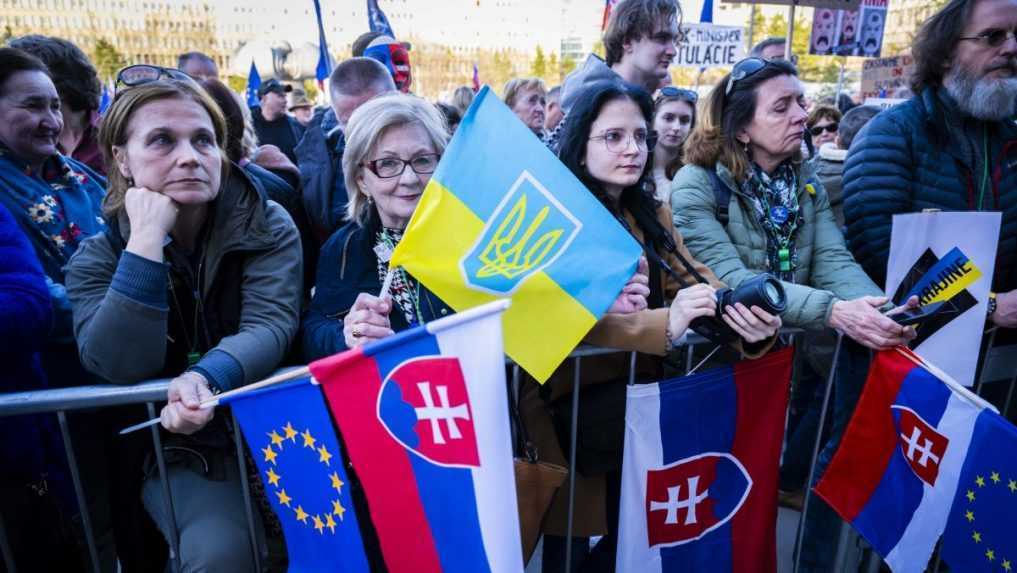 Ľudia po celom Slovensku vyšli opäť na námestia. V Bratislave žiadali, aby vláda podporovala Ukrajinu a odsúdila Rusko