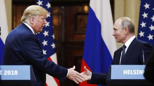 Na archívnej snímke Donald trump s Vladimirom Putinom.