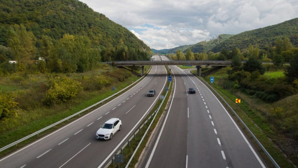 Na R1 za Nitrou sa zrazili štyri vozidlá, jedno z nich začalo horieť