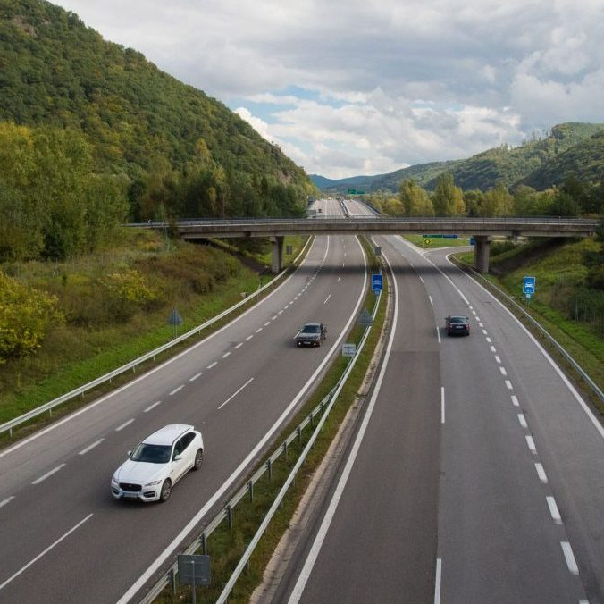 Na R1 za Nitrou sa zrazili štyri vozidlá, jedno z nich začalo horieť