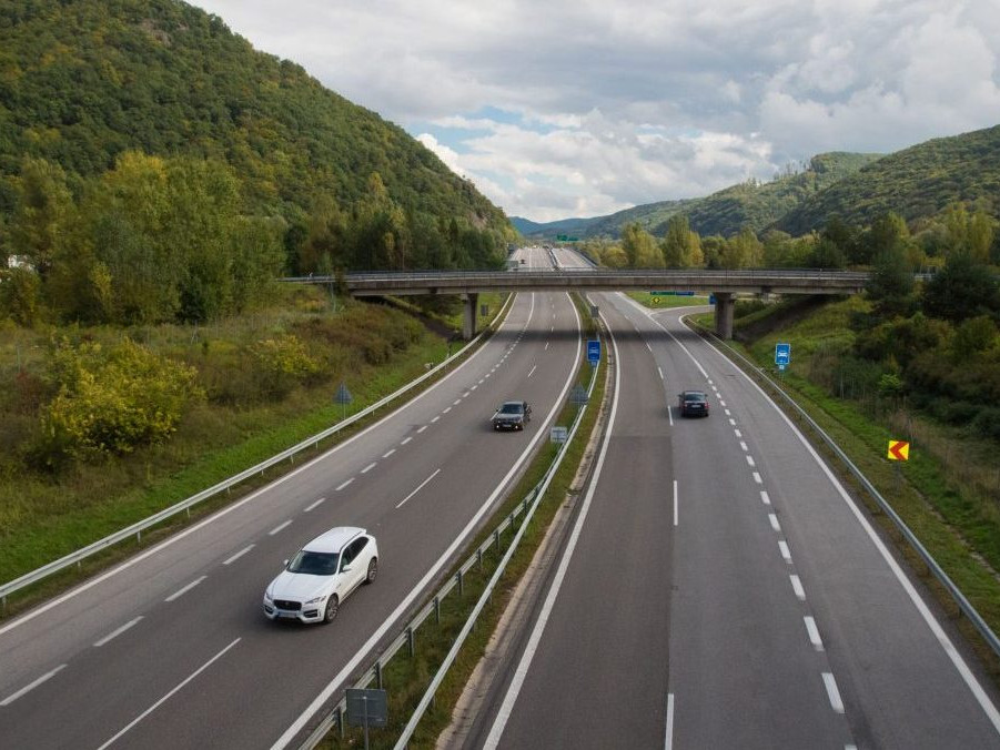 Na R1 za Nitrou sa zrazili štyri vozidlá, jedno z nich začalo horieť