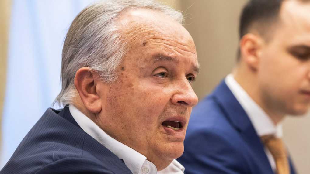 R. Huliaka má v NR SR nahradiť M. Radačovský. Viacero politológov si myslí, že nie je právoplatným náhradníkom