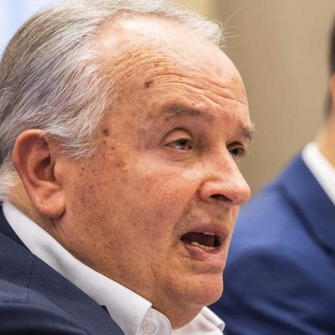 R. Huliaka má v NR SR nahradiť M. Radačovský. Viacero politológov si myslí, že nie je právoplatným náhradníkom