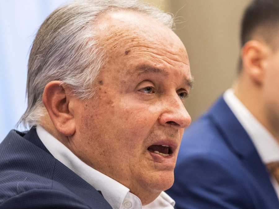 R. Huliaka má v NR SR nahradiť M. Radačovský. Viacero politológov si myslí, že nie je právoplatným náhradníkom