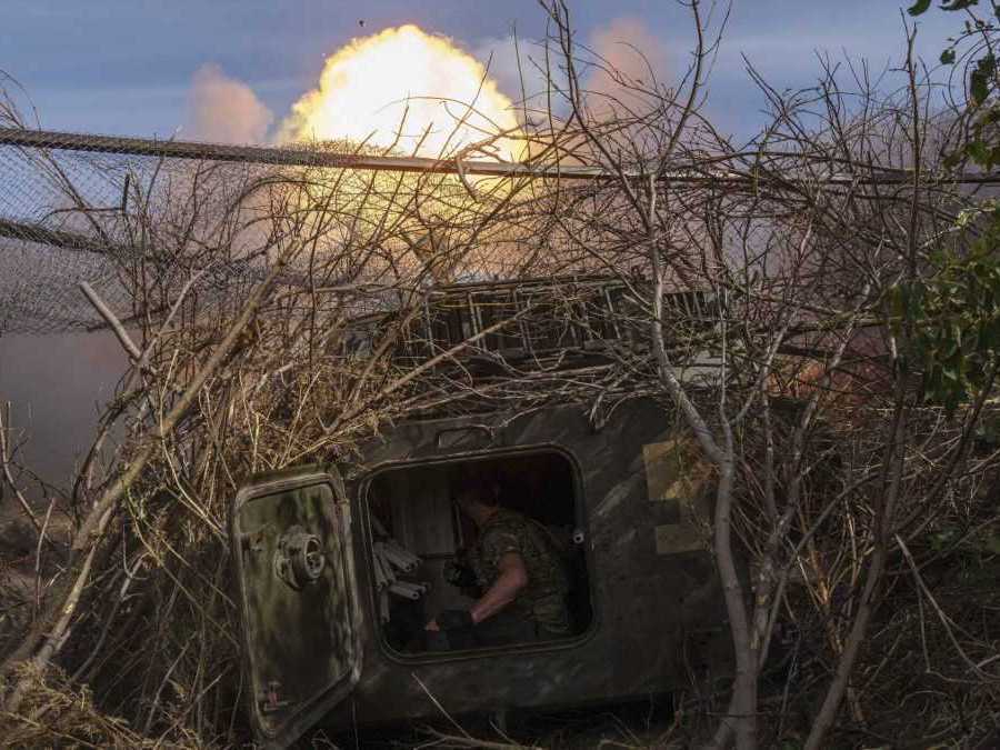 Ukrajinský vojak 56. brigády strieľa na ruské pozície na frontovej línii.