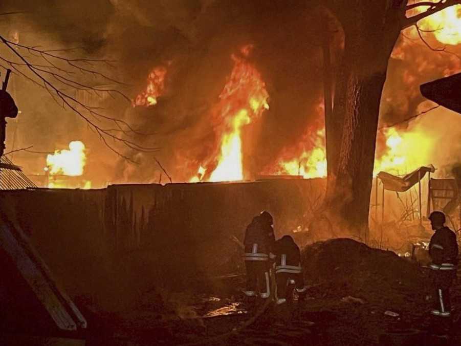 Požiar po ruskom útoku v Kyjeve.