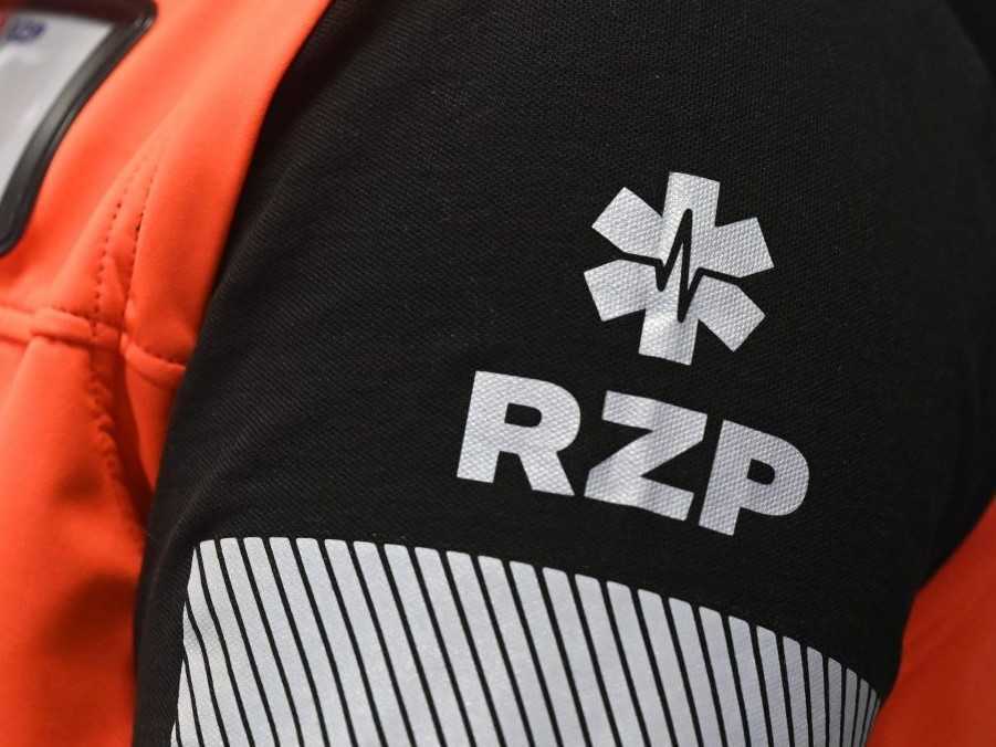 Na ilustračnej snímke záchranár.