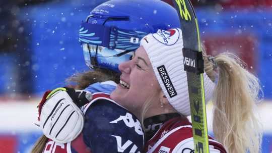 Mikaela Shiffrinová (vľavo) a Katharina Truppeová.