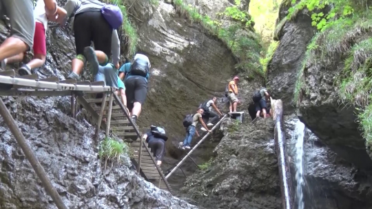 Na snímke turisti v Slovenskom raji.