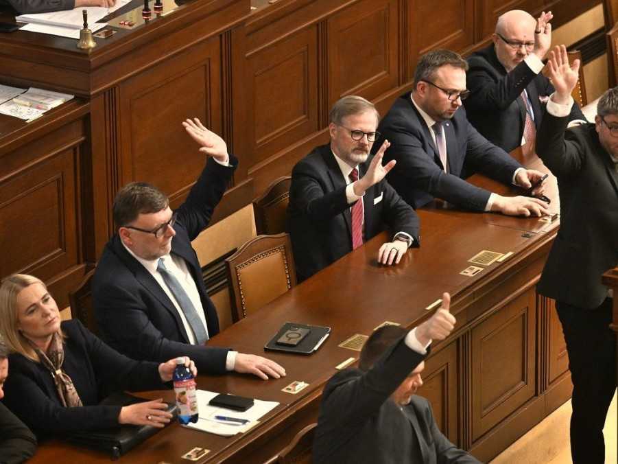 Na snímke českí ministri a poslanci počas hlasovania o mediálnom zákone.