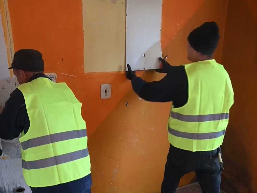 muži rekonštruujú byt