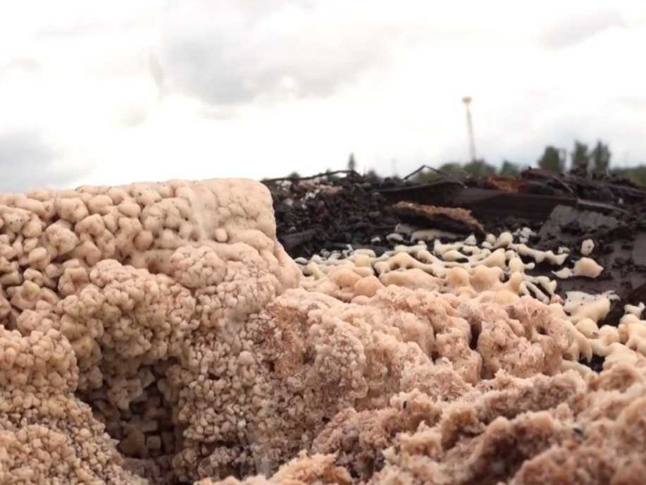 Vytekajúca soľanka z bývalého solivaru.