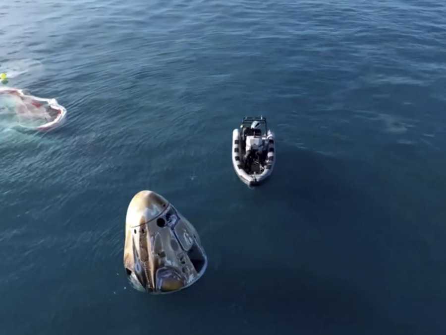 Kapsula s astronautmi v Mexickom zálive.