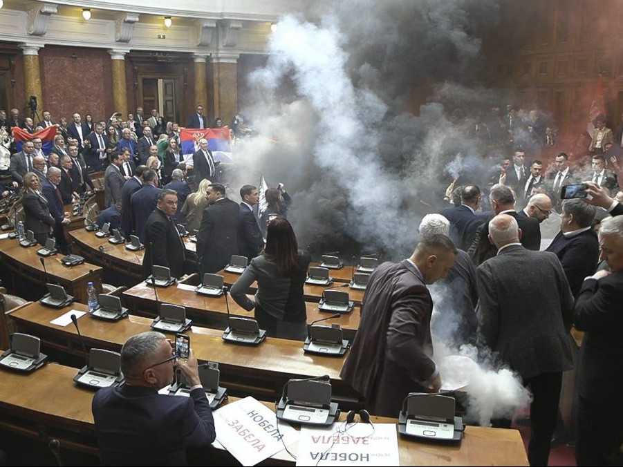 Rozruch v srbskom parlamente.