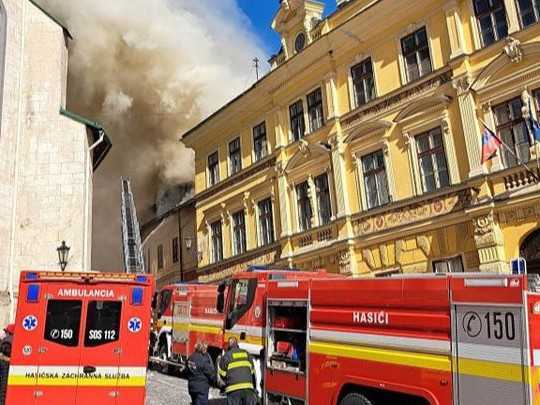 Na archívnej snímke požiar na námestí v Banskej Štiavnici.