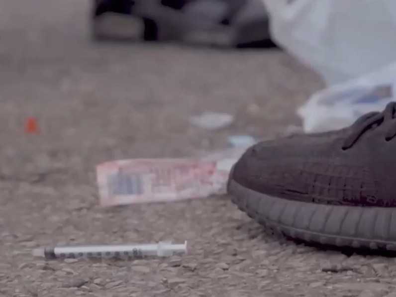 injekčná striekačka na zemi