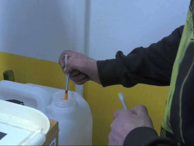 Na ilustračnej snímke zbierka použitých striekačiek.