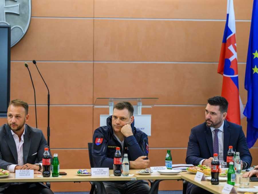 Na snímke zľava Matúš Šutaj Eštok, Tomáš Taraba a Richard Takáč počas zasadania Ústredného krízového štábu.