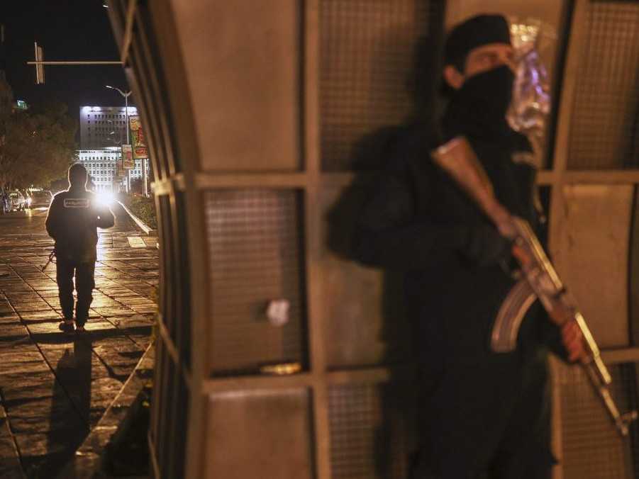 Na ilustračnej snímke sýrske vládne sily rozmiestnené počas zvýšenej bezpečnosti v Damasku.