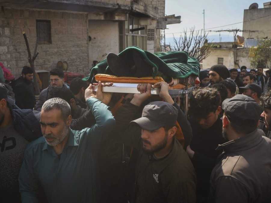 Na snímke pohreb jedného z členov bezpečnostných zložiek v Sýrii.