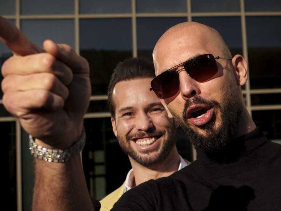 Na snímke Andrew Tate s bratom Tristanom v pozadí.