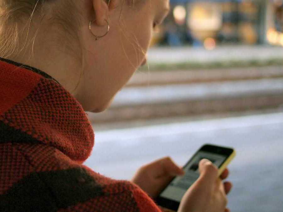 Žena používa smartfón.