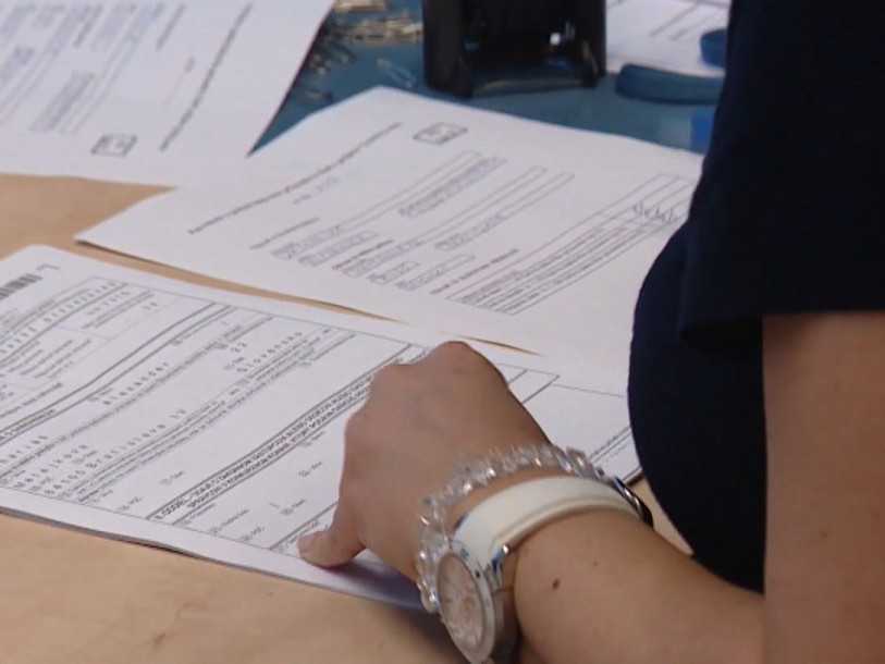 žena s daňovým priznaním