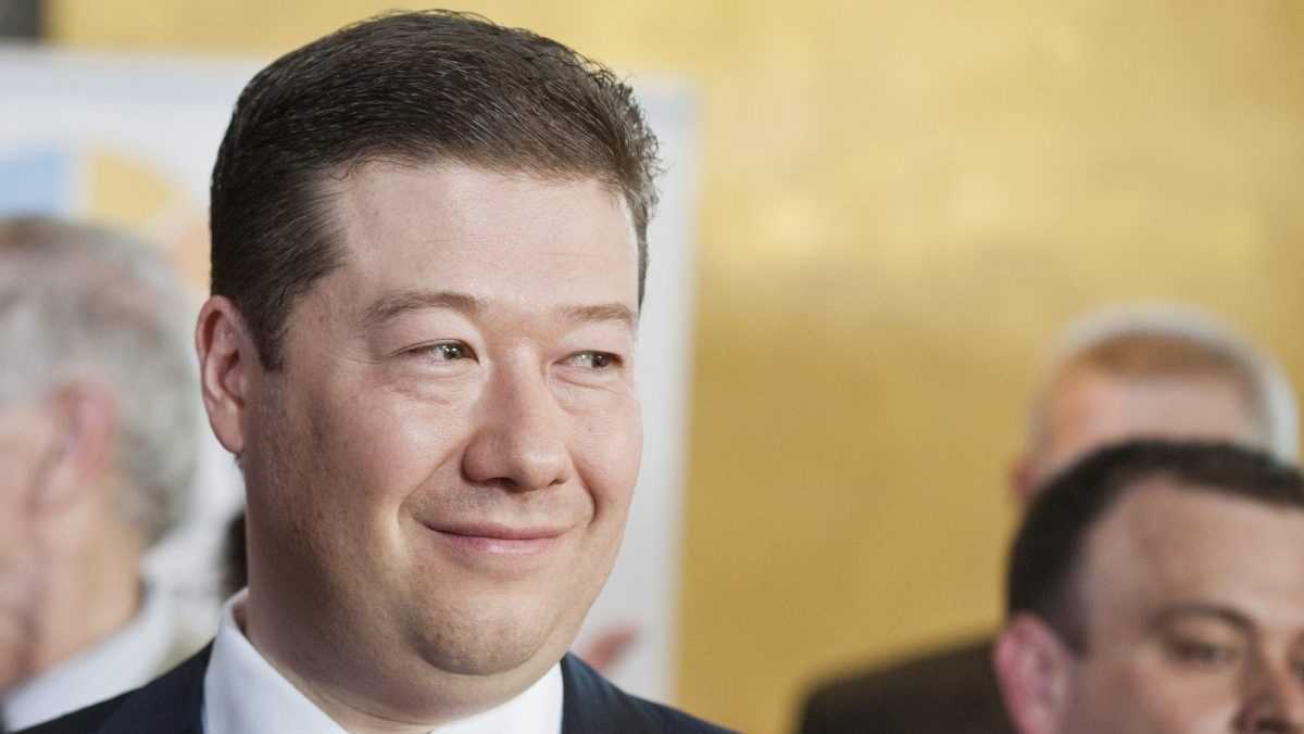 Tomio Okamura zvesil vo svojej kancel&aacute;rii v Snemovni vlajku E&Uacute;