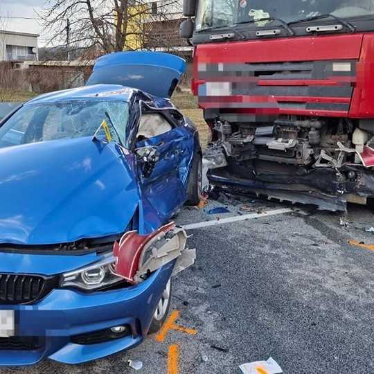 Tragická nehoda na východe Slovenska: Zrážku s kamiónom neprežil mladý vodič (†23)