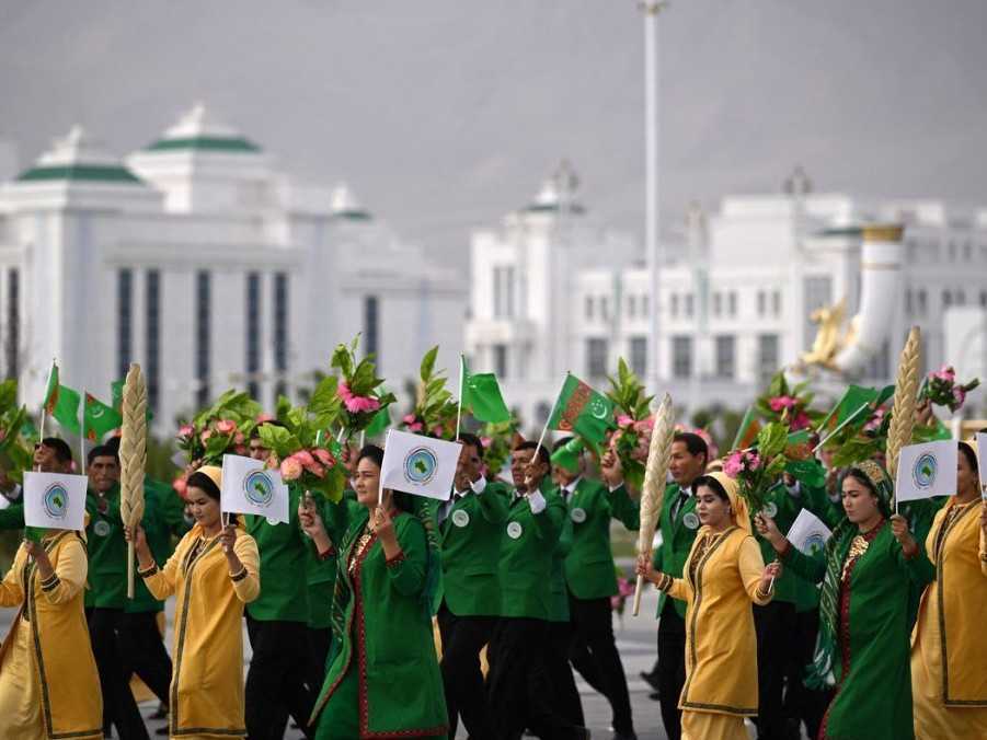 Na ilustračnej snímke účastníci slávnostného pochodu v Turkménsku.