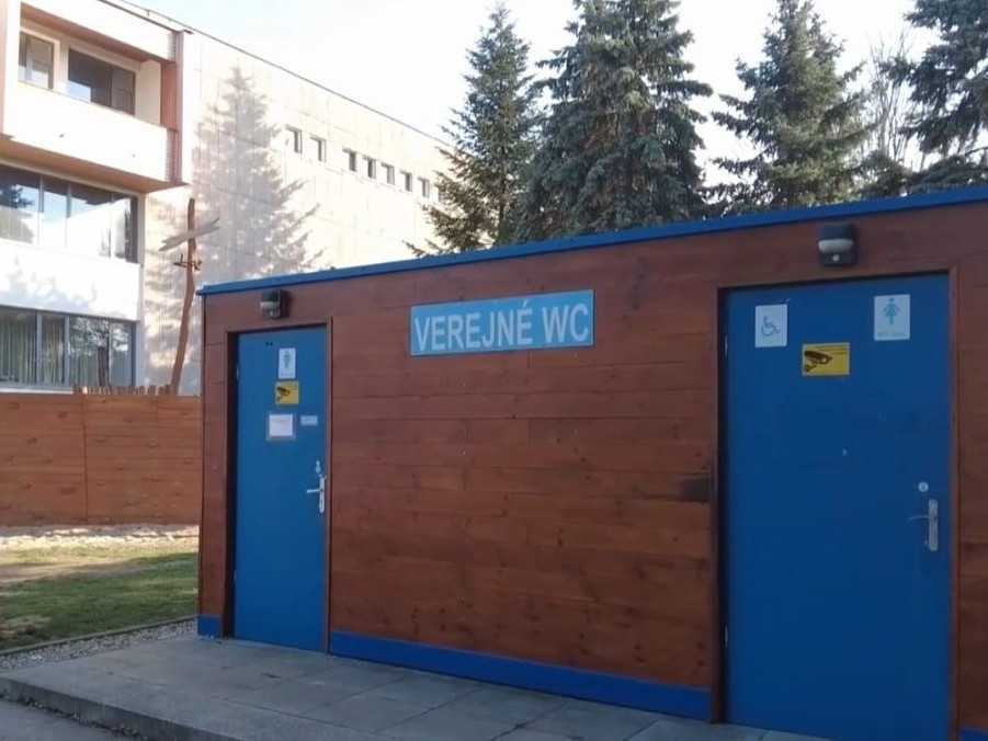 Na snímke ihrisko, kde majú problém s exkrementami.