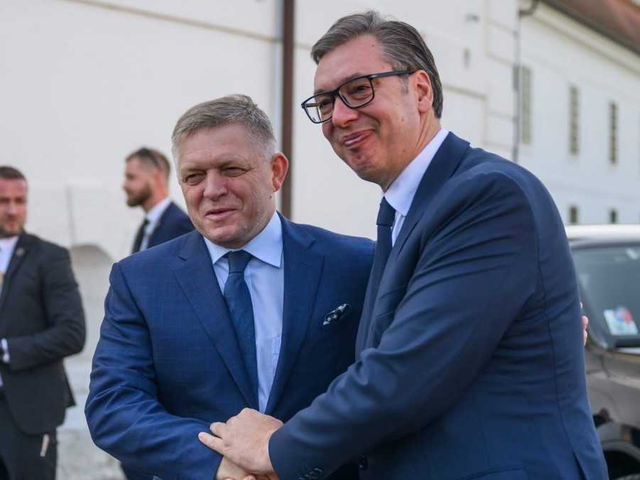 Na archívnej snímke Robert Fico a Aleksandar Vučič.