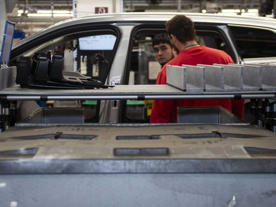 Na snímke montáž a výroba nových modelov automobilov Škoda Superb, Škoda Superb Combi a Volkswagen Passat v bratislavskom závode Volkswagen (VW) Slovakia v piatok 1. decembra 2023 v Bratislave.