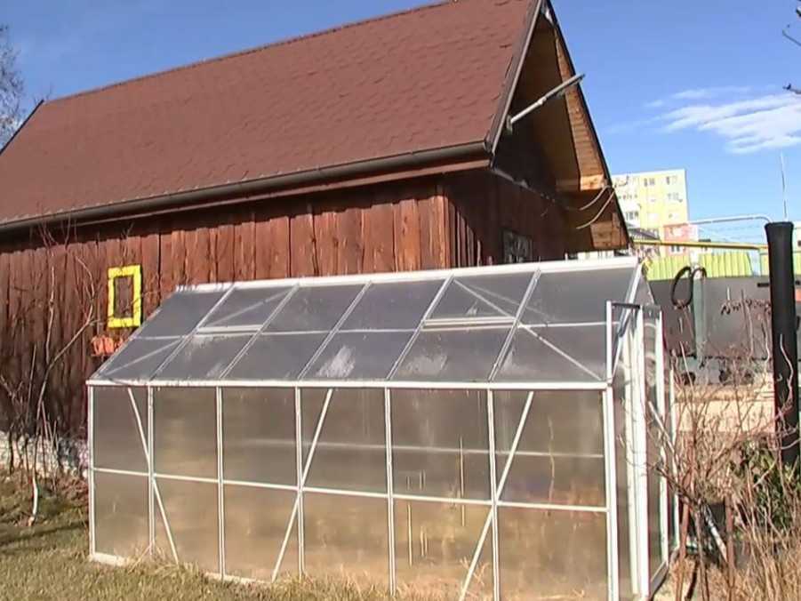 Záhradku má už vyše 30 rokov, postavil si skleník aj altánok. To, že tam stavať nesmie, sa majiteľ dozvedel až teraz