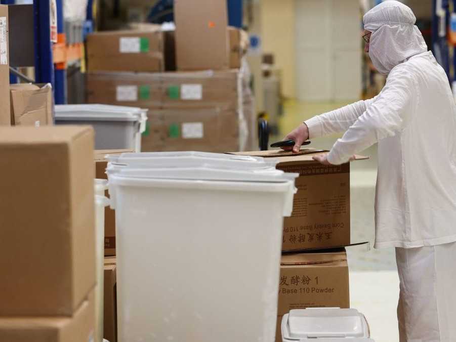 Na ilustračnej snímke zamestnanec.