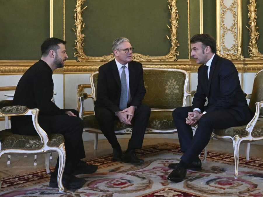 Na snímke zľava Volodymyr Zelenskyj, Keir Starmer a Emmanuel Macron.