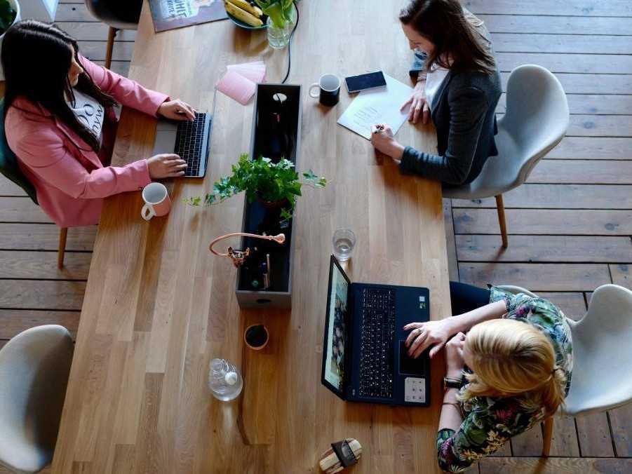 Na ilustračnej snímke ženy pracujúce s notebookmi.