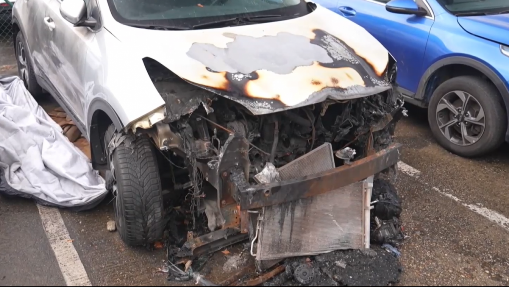 Auto im zhorelo v garáži, dôvodom bol skrat štartéra. Náhrady škody sa stále nevedia domôcť