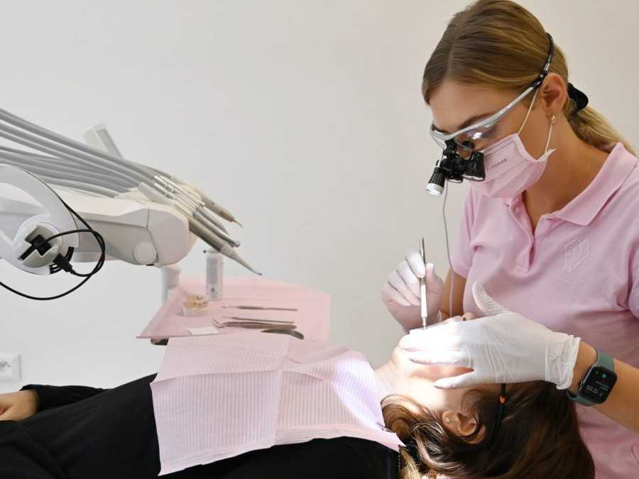 Osoba podstupuje vyšetrenie u zubára.