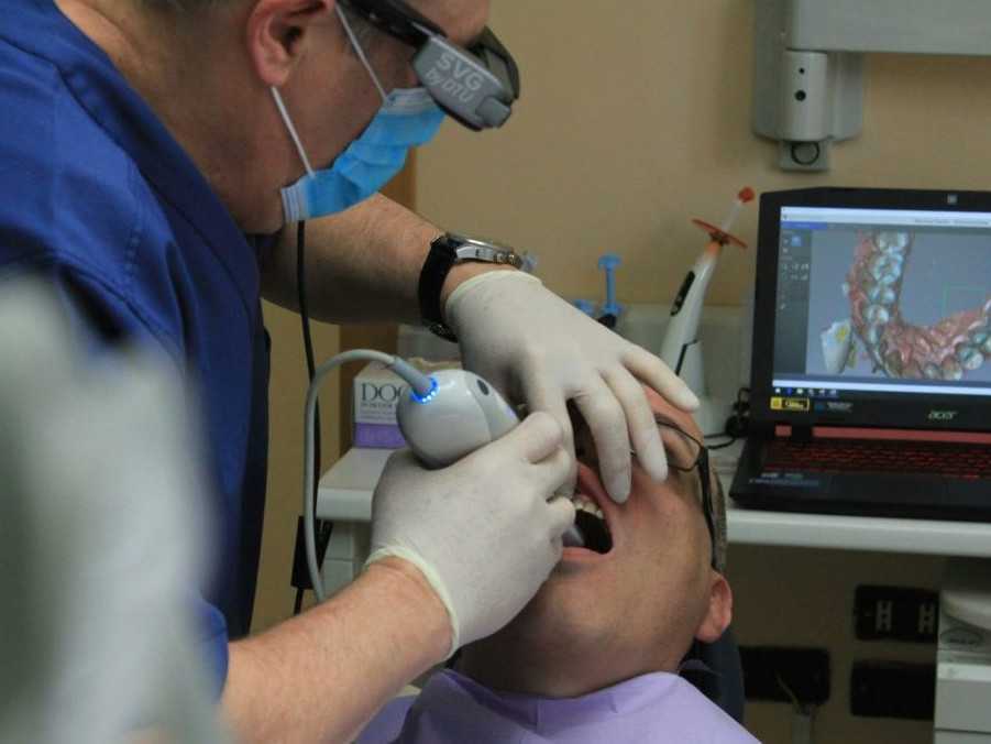 Na ilustračnej snímke zubár a pacient.