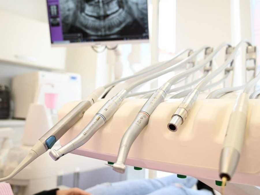 Na snímke náradie pre zubárov v stomatologickom centre v Trnave.