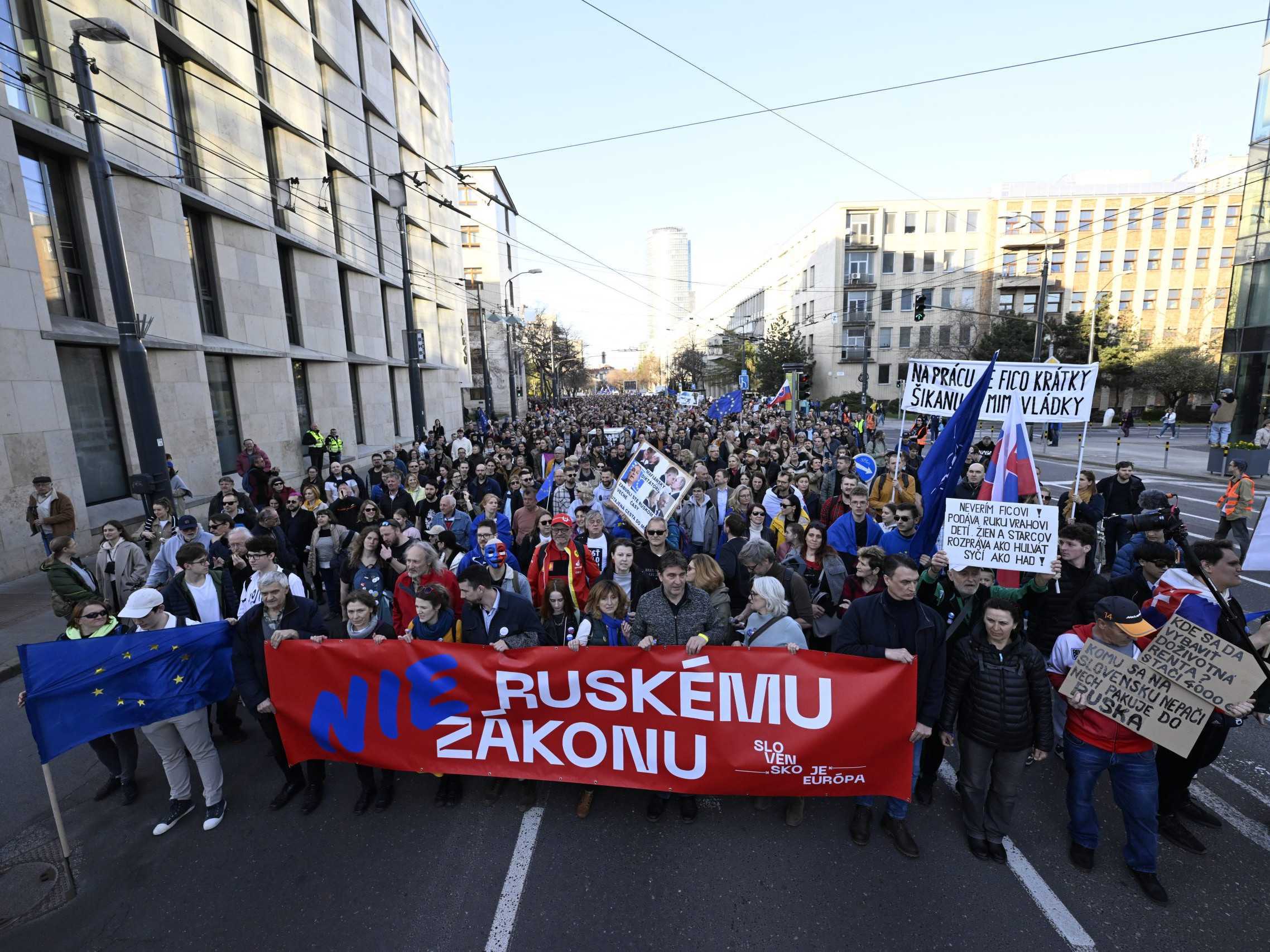 Na snímke účastníci na pochode „Nie ruskému zákonu!“ na Námestí slobody pred Národnou radou SR v Bratislave