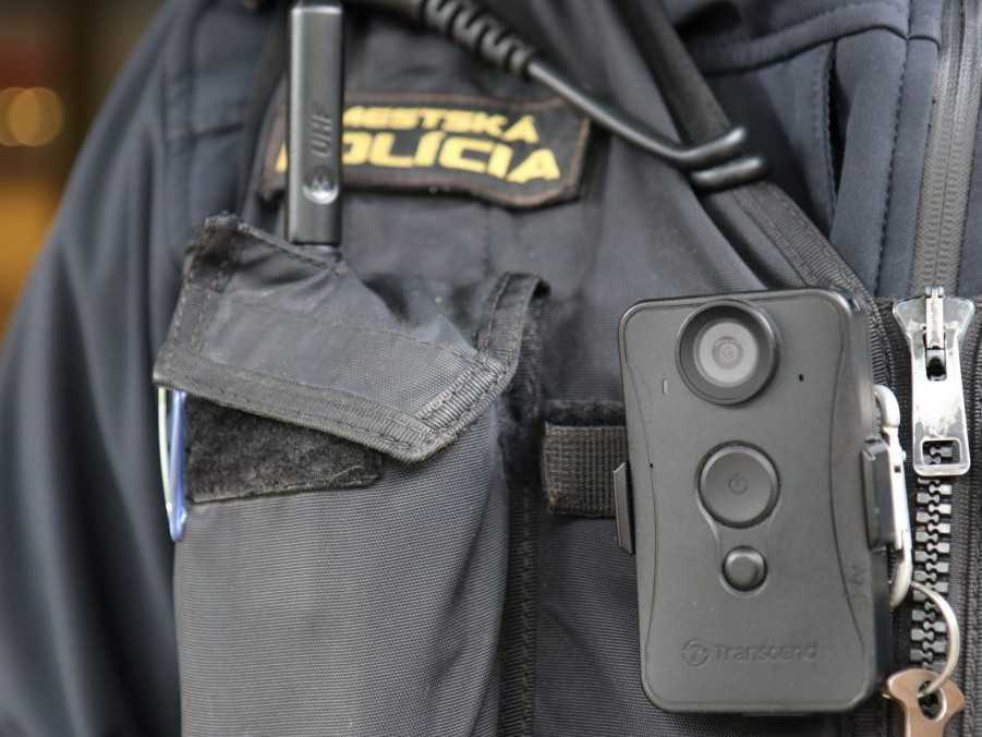 Mestský policajt s telovou kamerou.