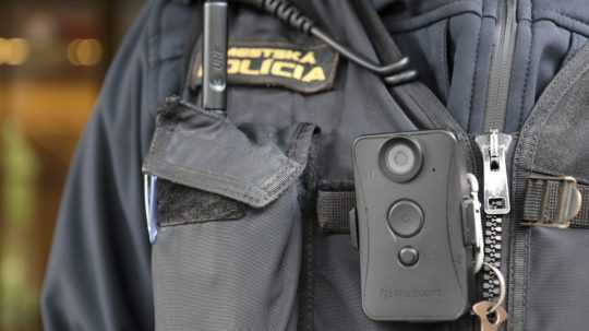 Mestský policajt s telovou kamerou.